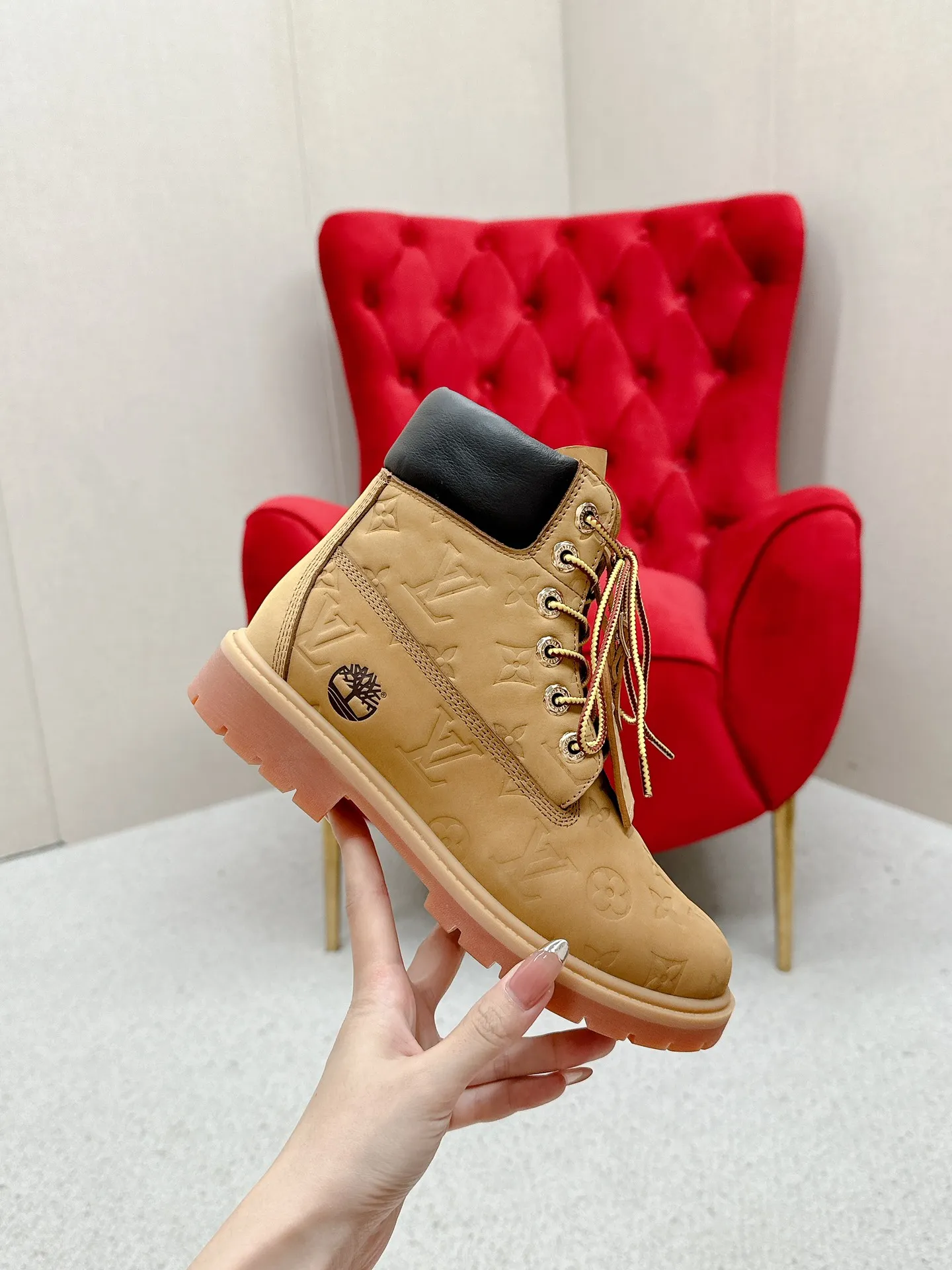 👟👟Ex-factory price 700👟👟 LV’s unbeatable co-branded Martin boots grandly launch Louis Vuitton x Timberland boots. LV x Timberland Timberland co-branded presbyopic rhubarb boots and ankle boots. LV x Timberland ankle boots are made of Monogram embossed waterproof nubuck cow leather. Relying on the brand's exquisite craftsmanship, the classic Timberland 6-inch boot shape is carefully reshaped in Italy, making an eye-catching appearance in American workwear style. Women's size 35-40 (41 is custom-made and non-refundable)